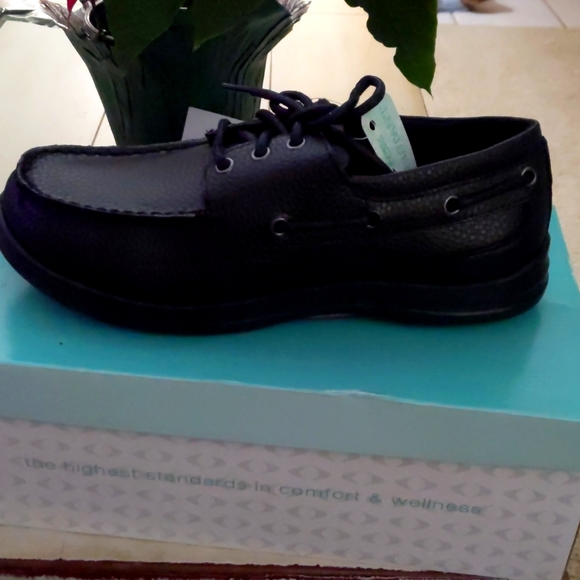 mens leather boat shoes, wide width.  never worn, slip resistant - Picture 1 of 4